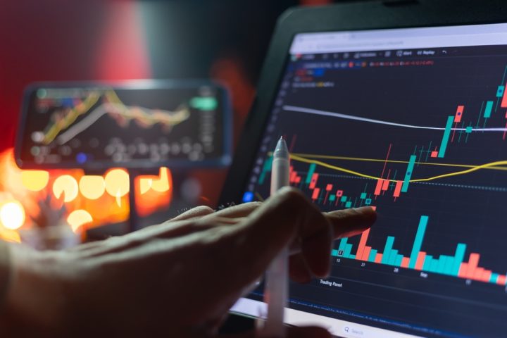 European Banks Fall as Bond Market Fears Grow